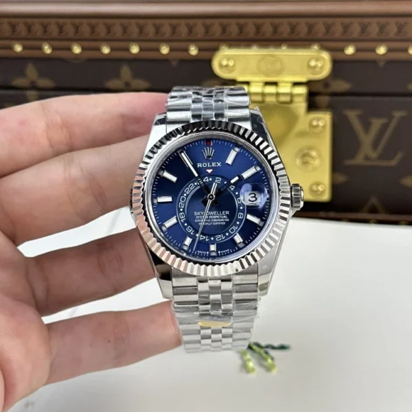 Dong-Ho-Rolex-Rep-11-Sky-Dweller-326934-Mat-Xanh-Day-Jubilee-42mm-1-768x768-1 Rolex Sky-Dweller 326934 904L SS ZF Super Clone with a 42mm 904L stainless steel case, Oyster bracelet, and fluted Ring Command bezel.
