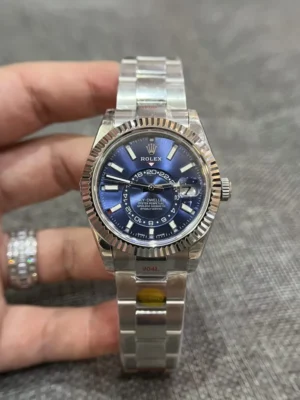 Dong-Ho-Rolex-Sky-Dweller-326935-Mat-Xanh-Duong-Nha-May-Noob-42mm-3-768x1023-1 Rolex Sky-Dweller 326935 42mm Blue Dial Noob Factory Super Clone with an Everose gold-tone case, Oyster bracelet, fluted Ring Command bezel, and automatic movement.