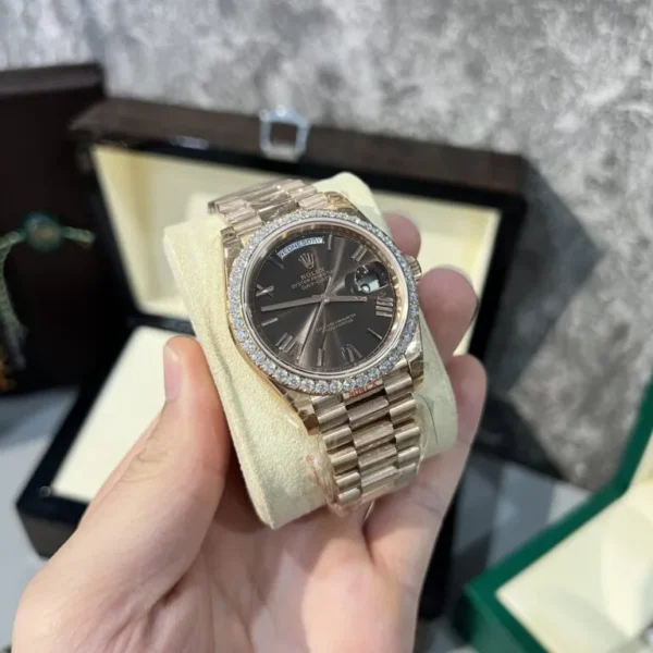 Rolex Day-Date 228235 Refined with Moissanite Diamonds 40mm Discover the Rolex Day-Date 228235 Refined with Moissanite Diamonds 40mm Super Clone featuring a 40mm case, premium moissanite diamond detailing, President bracelet, automatic movement, and timeless Day-Date styling.
