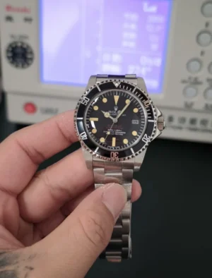 Vintage Rolex Sea-Dweller IPUSE98 Vintage Rolex Sea-Dweller IPUSE98 Super Clone with a Black Dial, stainless steel case, rotating dive bezel, Oyster bracelet, and automatic movement.