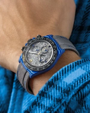 ClipDown.App_468670466_883312063974127_7974866643824346429_n Daytona DIW Blue Carbon Case DIWF Edition featuring a Gray Crystal Dial, blue carbon case, fixed carbon tachymeter bezel, gray nylon strap, and DD4801 automatic chronograph movement.