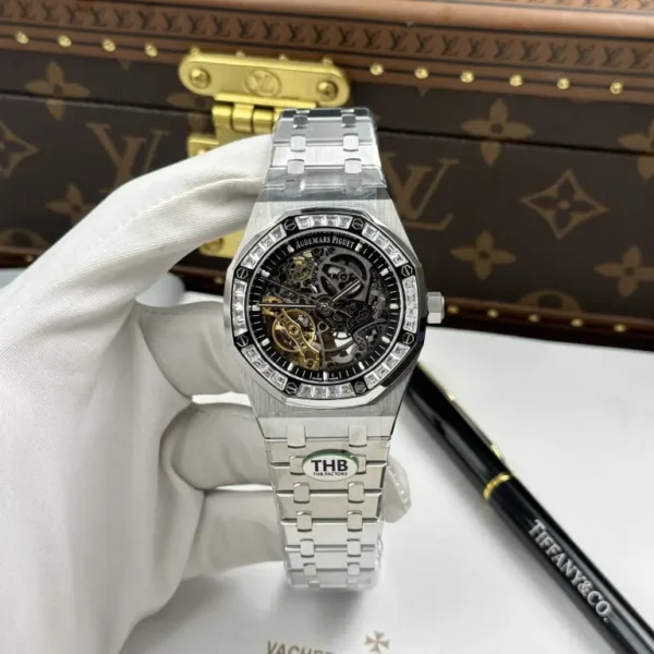 Dong-Ho-Audemars-Piguet-Che-Tac-Royal-Oak-Openworked-Frosted-15412-Mat-Lo-Co-Vien-Dinh-Da-Baguette-41mm-1-768x768.jpg Audemars Piguet Royal Oak Openworked 15412 with a Skeleton Dial, Frosted finish, Baguette Stone Bezel, and 41mm case.