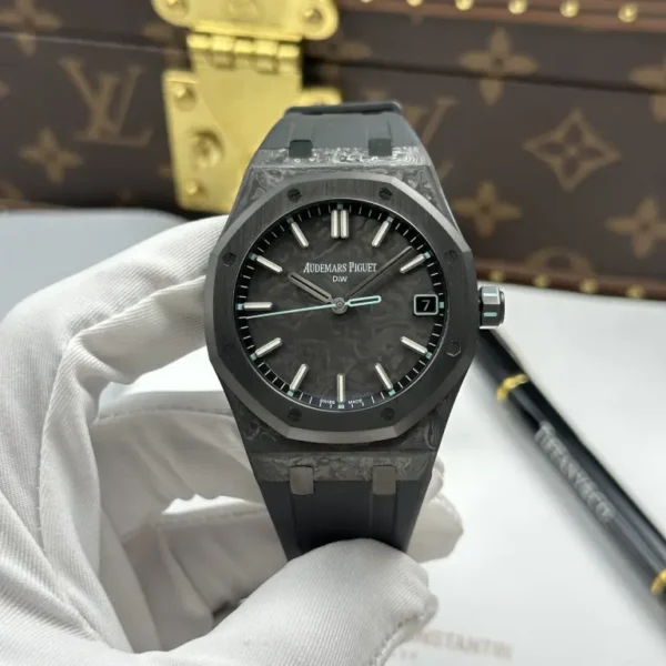 Dong-Ho-Audemars-Piguet-Royal-Oak-DiW-15500-Rep-11-Vo-Carbon-Kim-Giay-Mau-Xanh-Duong-41mm-11-768x768.jpg Audemars Piguet Royal Oak DiW 15500 with a Carbon case, Blue Seconds Hand, and 41mm design.