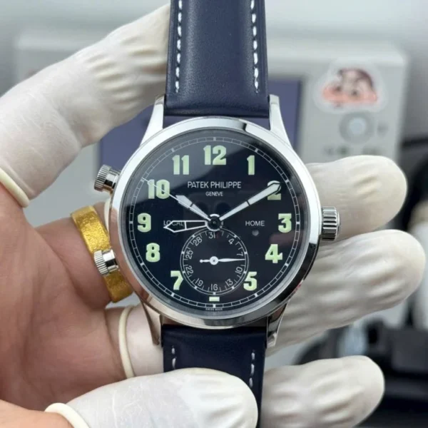 Dong-Ho-Patek-Philippe-Calatrava-Pilot-Travel-Time-5524G-Rep-11-Mau-Xanh-Duong-42mm-2-768x768-1 Patek Philippe Calatrava Pilot Travel Time 5524G with a Blue Dial, 42mm case, and Leather Strap