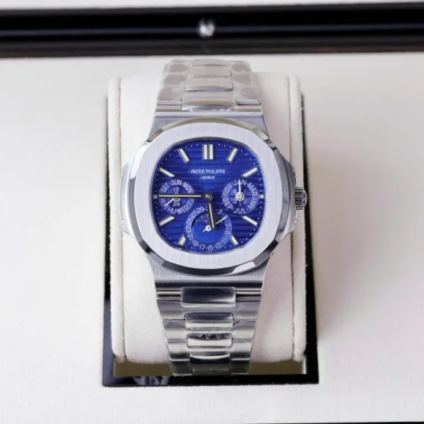Dong-Ho-Patek-Philippe-Nautilus-5740-Che-Tac-Nam-Mat-Xanh-Duong-Day-Kim-Loai-40mm-5-768x768-1 Patek Philippe Nautilus 5740 with a Blue Dial, Metal Wire bracelet, and 40mm case.
