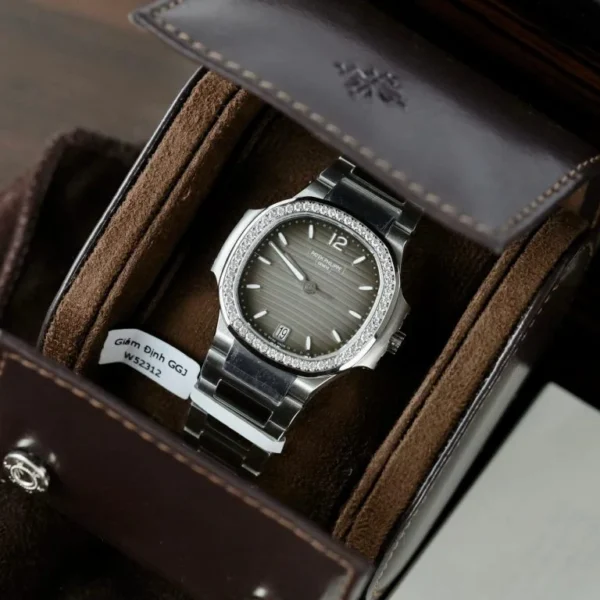 Dong-Ho-Patek-Philippe-Nautilus-7118-Mat-Xam-Che-Tac-Dinh-Moissante-Xuong-3K-35-5-768x768-1 Patek Philippe Nautilus 7118 3K Factory with a Gray Dial, Custom Moissanite Diamond setting, and 35.2mm case.