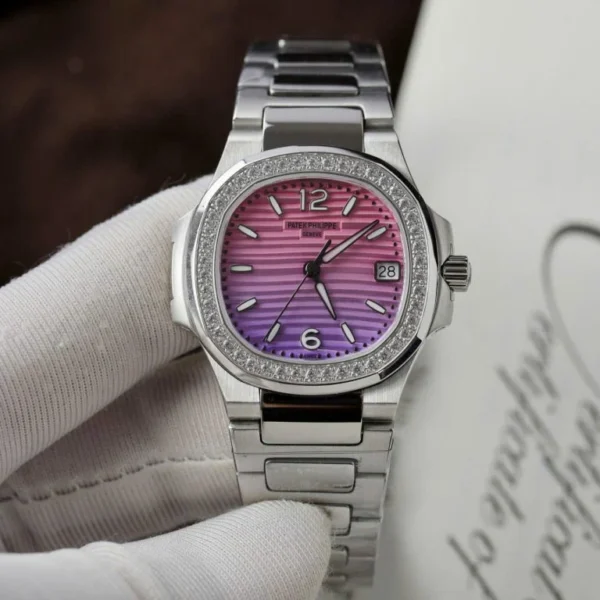 Dong-Ho-Patek-Philippe-Replica-11-Nautilus-7010R-Mat-Tim-Hong-Vien-Dinh-Da-Xuong-GR-32mm-2-768x768-1 Patek Philippe Nautilus 7010R Imitation Watch with a Purple Pink Dial, Diamonds Bezel, and 32mm case