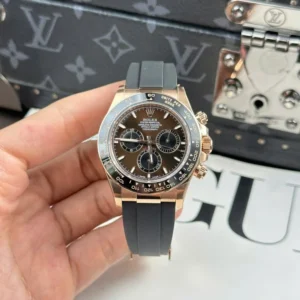 Dong-Ho-Rolex-Cosmograph-Daytona-126515-Fake-11-Mat-Chocolate-Day-Cao-Su-THB-40mm-2-768x768-1 Daytona 126515 AVF 1:1 Best Edition featuring a Brown Dial, Oysterflex strap, fixed tachymeter bezel, and DD4131 (Mod) automatic chronograph movement.