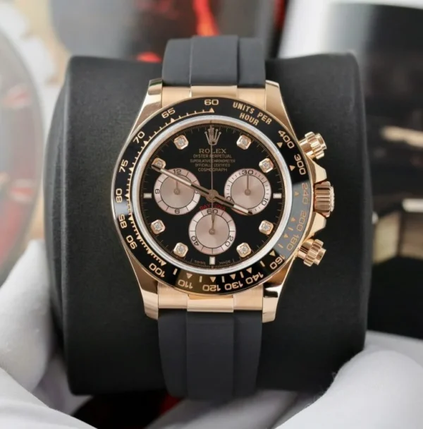 Dong-Ho-Rolex-Daytona-126515-Che-Tac-Mat-Den-Trong-Luong-163Gram-Boc-Vang-That-40mm-2-768x778-1 Daytona 126515 AVF 1:1 Best Edition featuring a Black and Rose Gold Diamonds Dial, Oysterflex strap, fixed tachymeter bezel, and DD4131 (Mod) automatic chronograph movement.
