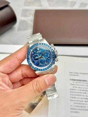 Dong-Ho-Rolex-Daytona-Arolla-Challenge-Blue-Replica-11-Dinh-Da-Mau-Xanh-Blue-40mm-5-768x1024-1 Rolex Daytona Arolla Challenge Blue Luxury Imitation Super Clone Watch featuring a 40mm stainless steel case, Blue Skeleton Dial, fixed tachymeter bezel, Oyster bracelet, rubber strap, and automatic movement.