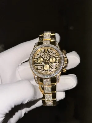 Dong-Ho-Rolex-Daytona-Che-Tac-Boc-Vang-Do-Moisasnite-Eye-Of-Tiger-40mm-2-768x1024-1 Rolex Daytona 40mm Eye of the Tiger Gold Wrapped with Moissanite Diamonds featuring a gold-wrapped finish, Eye of the Tiger dial, moissanite diamond accents, and a 40mm Daytona case.