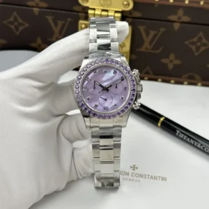 Dong-Ho-Rolex-Daytona-Che-Tac-Mat-Kham-Xa-Cu-Tim-Vien-Dinh-Da-40mm-1-768x768.jpg Rolex Daytona Mother of Pearl Purple Dial CZ Bezel 40mm Super Clone featuring a stainless steel case, Purple Mother of Pearl Dial, CZ-set bezel, Oyster bracelet, and Clone Rolex 4130 automatic chronograph movement.