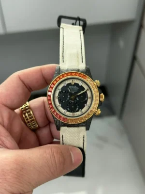 Dong-Ho-Rolex-Daytona-Nam-Dinh-Da-Vo-Carbon-Sieu-Nhe-DIW-40mm-3-768x1024-1 Rolex Daytona Cosmograph 40mm DIW Carbon