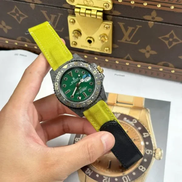 Dong-Ho-Rolex-GMT-Master-II-Diw-Replica-11-Vo-Carbon-Mat-Xanh-La-Cay-40mm-1-768x768.jpg Rolex GMT-Master II DIW 40mm Super Clone with a Green Dial, carbon fiber-style case, GMT bezel, rubber strap, and automatic movement.