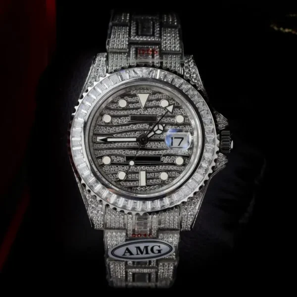 Dong-Ho-Rolex-Nam-Dinh-Da-GMT-Master-II-Nha-May-AMG-2024-40mm-2-768x768-1 Rolex GMT-Master II 40mm Custom Full CZ AMG Factory Super Clone featuring a stainless steel case, Black Dial, full CZ-set bezel, Oyster bracelet, and automatic movement.