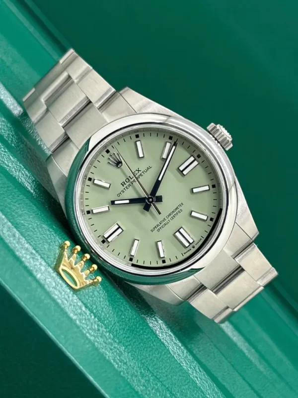Dong-Ho-Rolex-Oyster-Perpetual-134300-Replica-11-Mat-So-Mau-Xanh-Com-May-Co-Thuy-Sy-VSF-41mm-1-768x1024.jpg Rolex Oyster Perpetual 134300 Super Clone with a 41mm Oystersteel case, smooth domed bezel, classic dial, Oyster bracelet, and automatic movement.