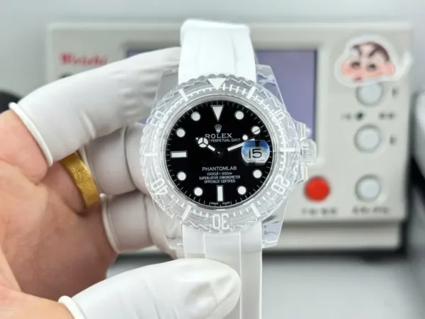 Dong-Ho-Rolex-Submariner-Phantomlab-Rep-11-Mat-Den-May-Co-Tu-Dong-Thuy-Sy-40mm-3-768x576.jpg Rolex Submariner Phantomlab Super Clone featuring a 40mm black-coated stainless steel case, Black Dial, black ceramic bezel, Oyster bracelet, sapphire crystal, and Swiss automatic movement.