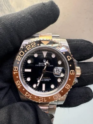 Rolex GMT Master II Black Dial Rootbeer Super Clone PR151515 V2 Rolex GMT-Master II Black Dial Rootbeer PR151515 V2 Super Clone featuring a 40mm stainless steel and Everose gold-tone case, Black Dial, Rootbeer 24-hour bezel, Oyster bracelet, and Clone Rolex 3285 automatic movement.