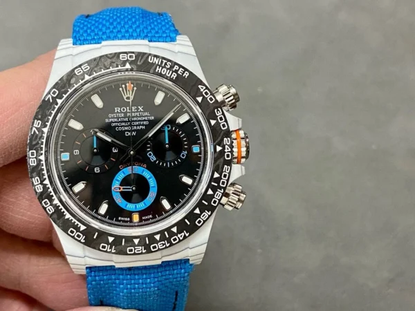 WhatsApp-Image-2025-10-11-at-23.06.49_e76ad1f4 Daytona DIW White Carbon N6F 1:1 Best Edition featuring a Black Dial, white carbon case, fixed carbon tachymeter bezel, blue nylon strap, and SA4130 automatic chronograph movement.