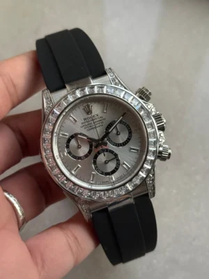 WhatsApp-Image-2025-11-21-at-20.51.47-scaled-1 Rolex Daytona Custom 4131 Moissanite Diamond Dial Oysterflex Super Clone featuring a 40mm case, Moissanite Diamond Dial, Oysterflex bracelet, tachymeter bezel, and Clone Rolex 4131 automatic chronograph movement.